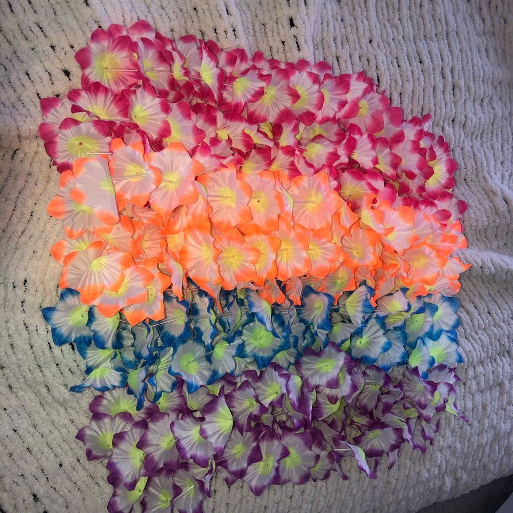 Pack of leis.🌷🌼